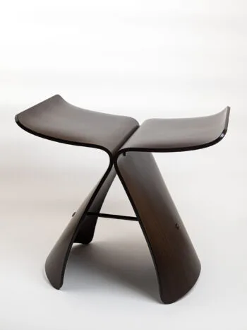 Butterfly Stool in rosewood and solid brass, produced by Mokko Tendo in the 2000s. Designed by the renowned Sori Yanagi, Mokko Tendo was the first to obtain the rights to produce this iconic molded plywood piece. A classic of Japanese design, original piece.