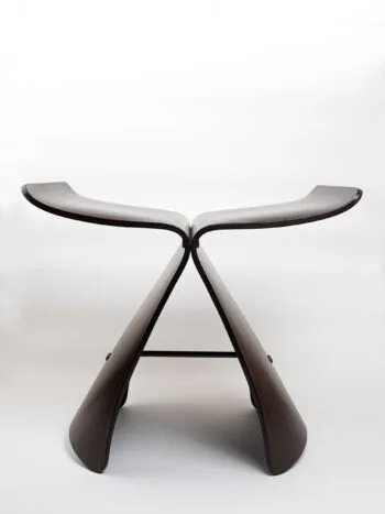 Butterfly Stool in rosewood and solid brass, produced by Mokko Tendo in the 2000s. Designed by the renowned Sori Yanagi, Mokko Tendo was the first to obtain the rights to produce this iconic molded plywood piece. A classic of Japanese design, original piece.
